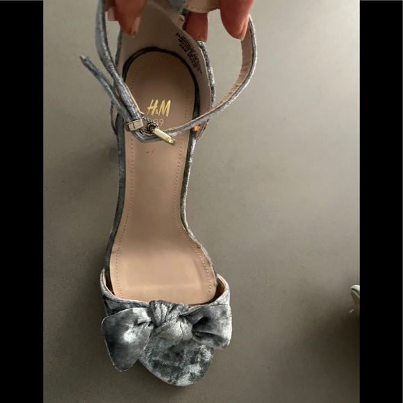 H&M crushed velvet ankle strap heels 39 runs small - Picture 15 of 15